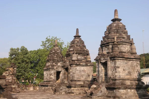 Prambanan ya da Rara Jonggrang, Endonezya 'nın Yogyakarta bölgesinde bulunan 9. yüzyıl Hindu tapınağı..