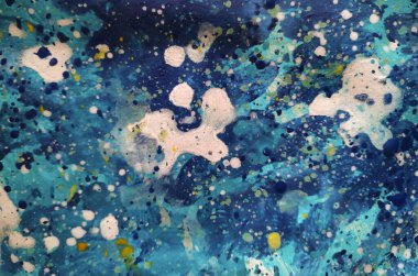 mavi, beyaz, sarı benekli boya turkuaz arka plan, guaj, suluboya