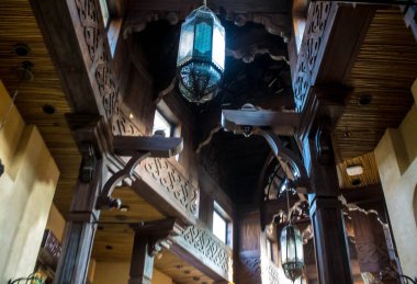 Arapça olarak oyulmuş tavan