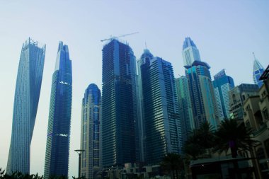 Gökdelenler suyun üzerinde yükseliyor