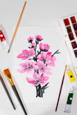 Ressam masasındaki çiçeklerin suluboya resmine tepeden bak