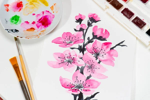 Malowany Obraz Akwarelowy Różowymi Kwiatami Stole Malarza Widok Góry — Zdjęcie stockowe