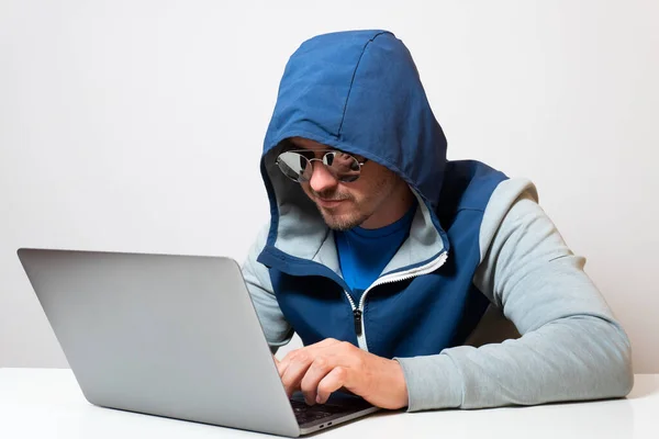 Haker Lub Deweloper Niebieskiej Bluzie Kapturem Kodujący Lub Hakujący Coś — Zdjęcie stockowe
