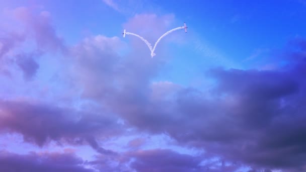Dos Aviones Dibujando Corazón Cielo Con Humo — Vídeos de Stock