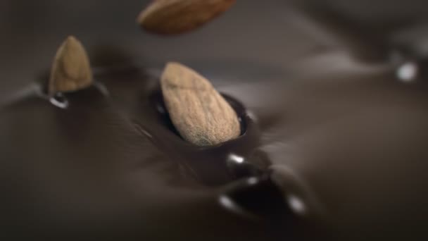 Mandel Nötter Splash Flytande Choklad Super Slow Motion — Stockvideo