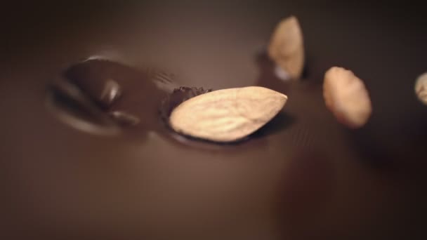 Αμύγδαλα Που Πέφτουν Υγρή Σοκολάτα Πολύ Αργή Κίνηση — Αρχείο Βίντεο