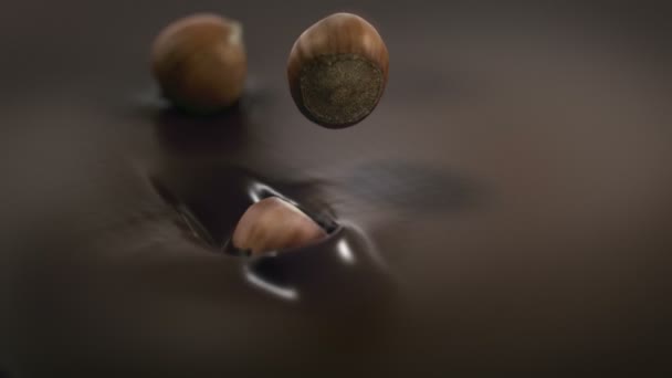 Nocciole Che Schizzano Nel Cioccolato Fondente Liquido Super Slow Motion — Video Stock