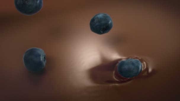 Blaubeeren Fallen Flüssige Schokolade Super Zeitlupe — Stockvideo