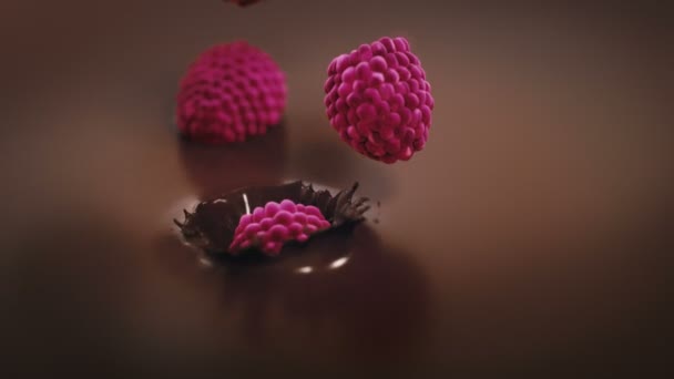 리퀴드 초콜릿 떨어지는 산딸기 초박속 — 비디오
