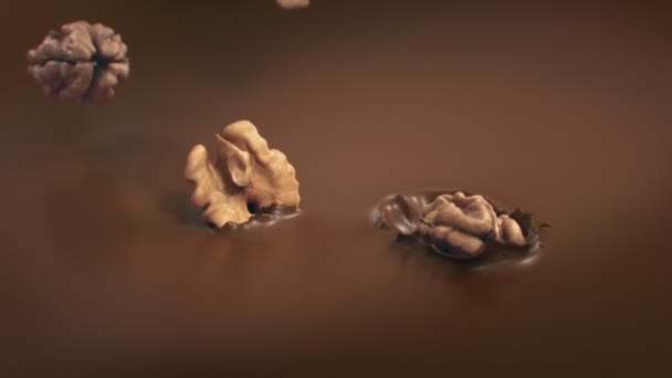 Noix Éclaboussant Dans Chocolat Lait Liquide Super Slow Motion — Video