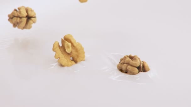 Nueces Salpicando Crema Líquida Super Cámara Lenta — Vídeos de Stock