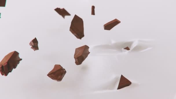 Çikolatanın Parçaları Süte Düşüyor Süper Yavaş Çekimde — Stok video