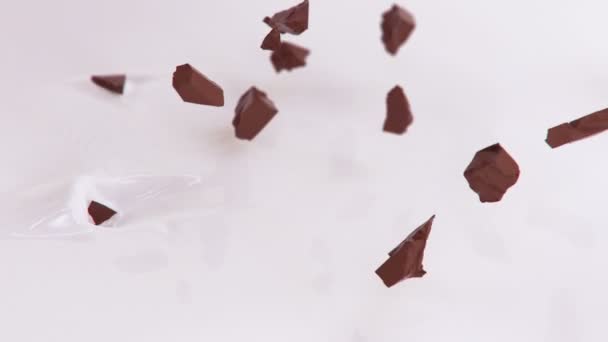 Stukken Chocolade Spatten Vloeibare Room Super Slow Motion — Stockvideo