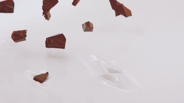 Stukken Chocolade Spatten Vloeibare Room Super Slow Motion — Stockvideo