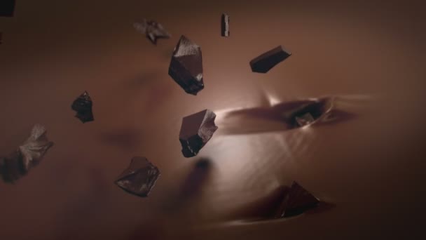 4K超スローモーションでチョコレートが液体チョコレートに落ちる作品 — ストック動画
