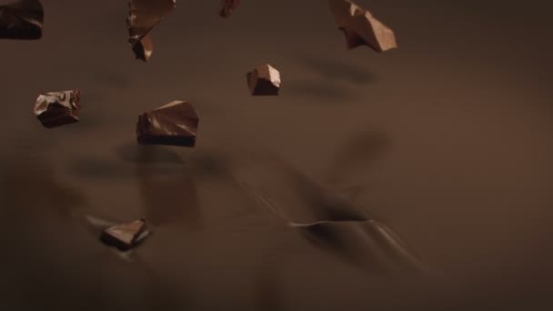 4K超慢速滑落成液体巧克力的巧克力片 — 图库视频影像