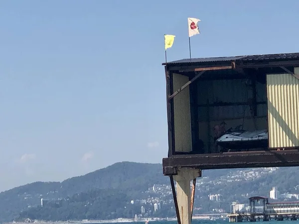 Sahil kıyısı ve deniz kenarındaki dağlar.