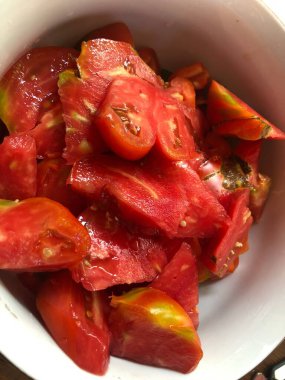 Dilimlenmiş domatesler hala yakın planda.