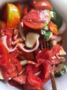 Sebzeli, domatesli, soğanlı, salatalıklı taze salata.