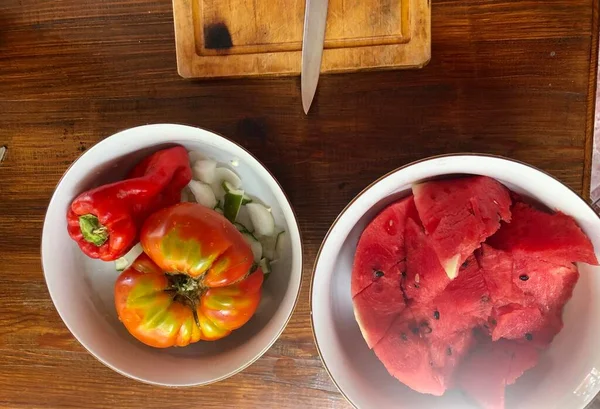 Bıçaklı masa, helikopter masası, kırmızı domates, kırmızı biber ve kırmızı karpuz.