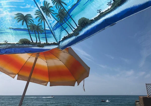 kontrastlı renkler güneş şemsiyeleri, şemsiyeler ve deniz manzarası 