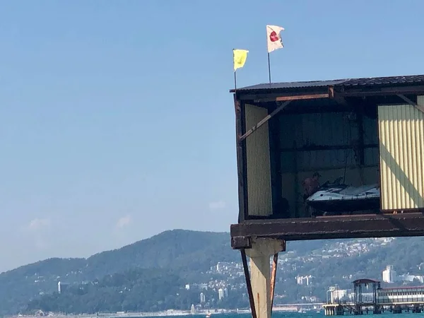 Dağlı deniz manzarası, dolaplı tekne, macera zamanı.