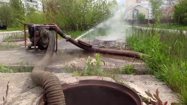 Industriepumpe Warmes Wasser Pumpen Aus Einem Undichten Rohr Tritt Wasser — Stockvideo