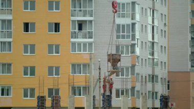 TVER, RUSSIA - 11 Haziran 2020: Crane beton için küveti (