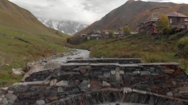 Eski taş kulelerin ve Ushguli köyünün üzerinde uçan insansız hava aracının görüntüsü. Svaneti, Georgia
