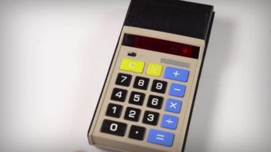 Eski bir elektronik hesap makinesi kullanarak
