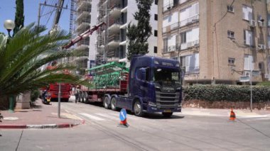 İnşaat alanının yakınında bir vinç söküyorum. Hod Hasharon, İsrail 15.06.2020