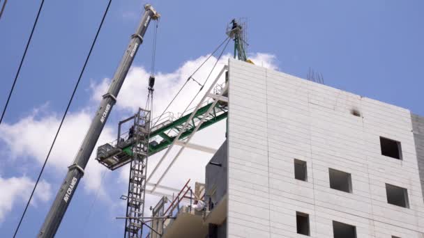 在建筑工地附近拆卸起重机 Hod Hasharon 以色列 2020年6月15日 — 图库视频影像