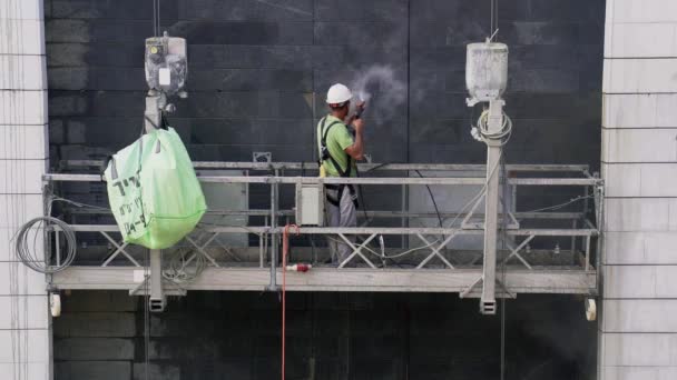 Trabalhador Construção Limpa Uma Parede Construção Usando Spray Água Alta — Vídeo de Stock
