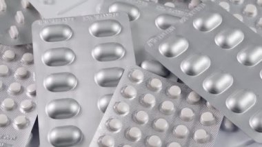 Tıbbî hapların döndüğü paketlere yakından bak. İlaç Endüstrisi. Tıp konsepti..