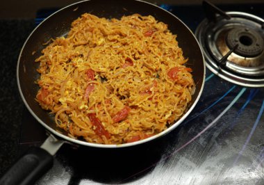 Sebzeli Maggie Noodles, hazır erişte kızartma fotoğrafı. .