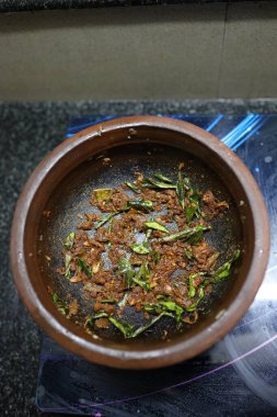 Mathi Pollichathu. Kerala usulü sardalya balığı hazırlama. Hint baharatlarıyla marine edilmiş balık ve muz yaprağına sarılmış ondan sonra sıcak tawa 'da hindistan cevizi yağıyla kızartılmış.