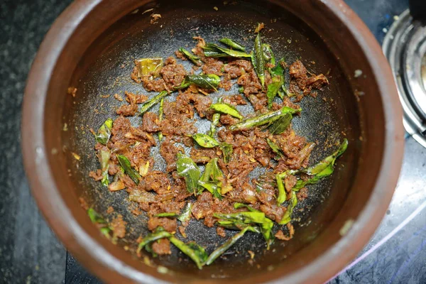 Mathi Pollichathu 色拉风格的沙丁鱼准备 用印度香料腌制的鱼 用香蕉叶包裹 然后用椰子油在火锅中煎 — 图库照片
