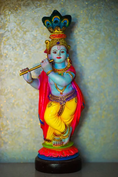 Hindu tanrısı Krishna 'nın renkli figürü flüt çalıyor. Lord Krishna flüt çalıyor..