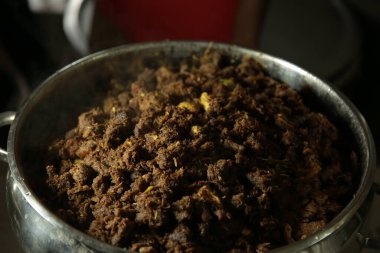 Kerala usulü sığır kızartması. Ziyafet masasında ızgara ısıtıcılarıyla leziz bir biftek kızartması. Pirinç, kappa, appam, parotta, puttu, Kerala usulü mutfak, sığır rostosu ile iyi gider. Hindistan.