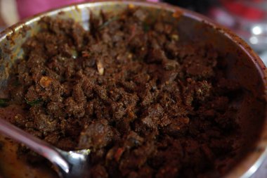 Kerala usulü sığır kızartması. Ziyafet masasında ızgara ısıtıcılarıyla leziz bir biftek kızartması. Pirinç, kappa, appam, parotta, puttu, Kerala usulü mutfak, sığır rostosu ile iyi gider. Hindistan.