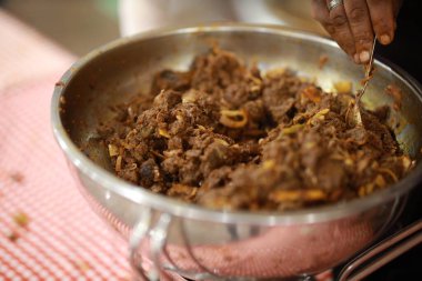 Kerala usulü sığır kızartması. Ziyafet masasında ızgara ısıtıcılarıyla leziz bir biftek kızartması. Pirinç, kappa, appam, parotta, puttu, Kerala usulü mutfak, sığır rostosu ile iyi gider. Hindistan.