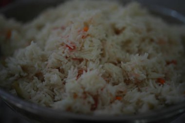 Tavuk biryani- tavuk dum biryani Güney Hindistan usulü ısıtıcılarla birlikte.