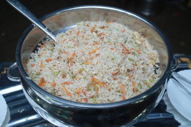 Tavuk biryani- tavuk dum biryani Güney Hindistan usulü ısıtıcılarla birlikte.