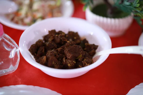 Kerala usulü sığır kızartması. Ziyafet masasında ızgara ısıtıcılarıyla leziz bir biftek kızartması. Pirinç, kappa, appam, parotta, puttu, Kerala usulü mutfak, sığır rostosu ile iyi gider. Hindistan.