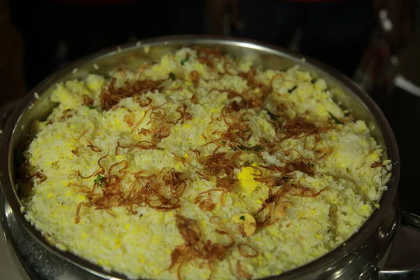 Tavuk biryani- tavuk dum biryani Güney Hindistan usulü ısıtıcılarla birlikte.