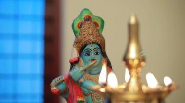 Hindu tanrısı Krishna 'nın renkli figürü flüt çalıyor. Lord Krishna flüt çalıyor..