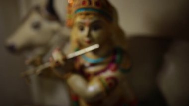 Hindu tanrısı Krishna 'nın renkli figürü flüt çalıyor. Lord Krishna flüt çalıyor..