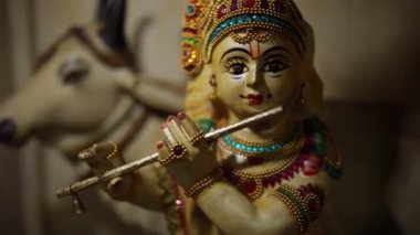 Hindu tanrısı Krishna 'nın renkli figürü flüt çalıyor. Lord Krishna flüt çalıyor..
