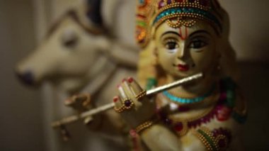 Hindu tanrısı Krishna 'nın renkli figürü flüt çalıyor. Lord Krishna flüt çalıyor..