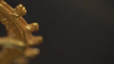 Geleneksel Hint heykeli tapınaktaki sunakta dans eden Şiva 'nın.